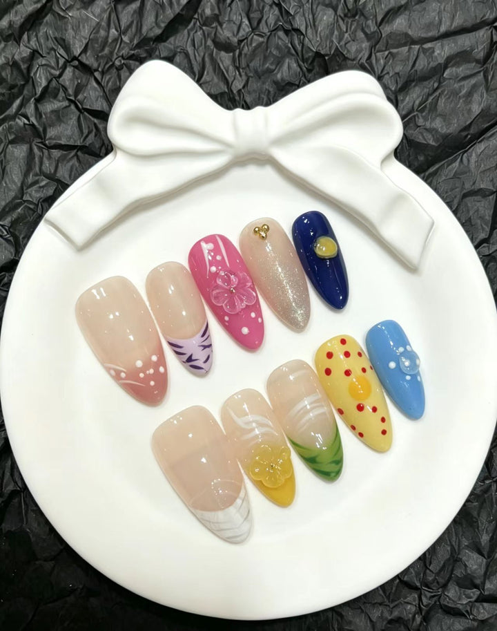 Künstlerisches Press-On Nagelkunst Set mit floralen und bunten Designs