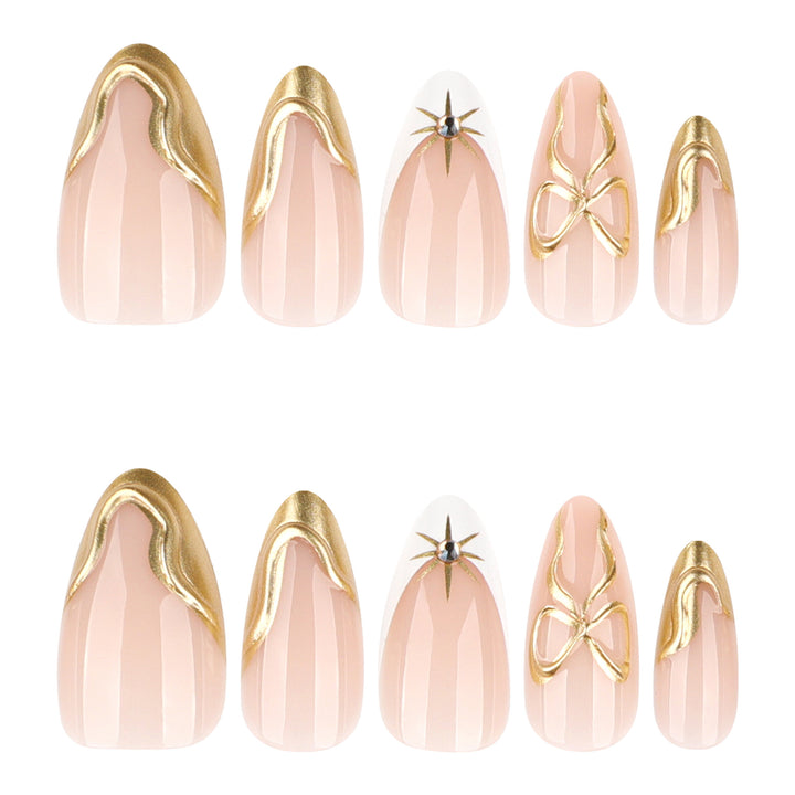Kunstvolle Stiletto-Nägel mit eleganten Goldakzenten Karnz