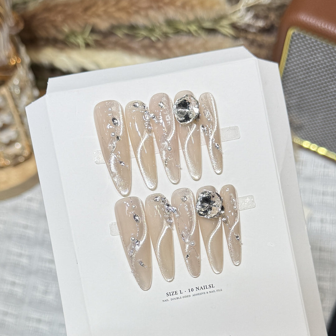 Künstlerisches Stiletto Press-On Nagelset mit Kristallakzenten Karnz