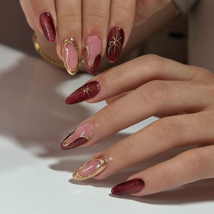 Kunstnagel-Set mit hochwertigen Designs und goldenen Akzenten Karnz