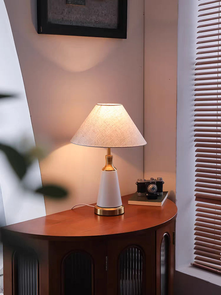 Zeitgenössische Tischlampe mit strukturiertem Sockel