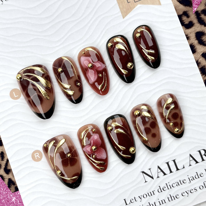 Dekorativer Press-On-Nagel-Set mit elegantem Blumendesign
