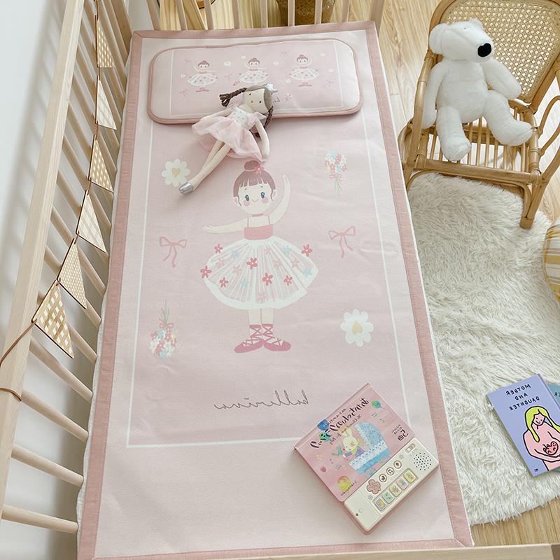 Gepolsterte Baby-Krippenauflage mit Gute‑Nacht-Print, rutschfester Unterseite und abwischbarem Bezug