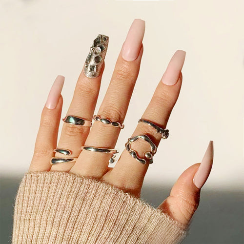 Kunstvolle Nailart mit Glitzerakzenten Karnz