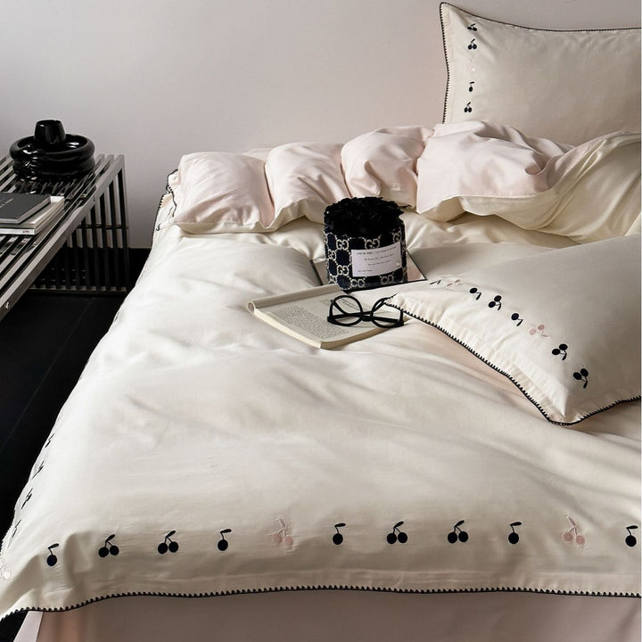 Luxuriöses Baumwollsatin-Bettwäsche-Set mit dezent bestickten Kirschen