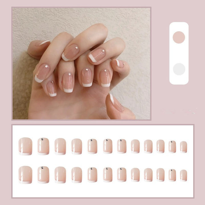 Kunstnägel mit elegantem French Tip und Strassakzenten Karnz