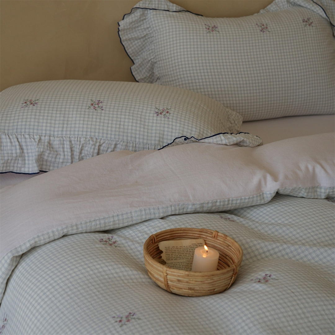 Gestepptes Bettwäscheset aus Baumwoll-Mix mit Vichykaro und feiner Blumenstickerei