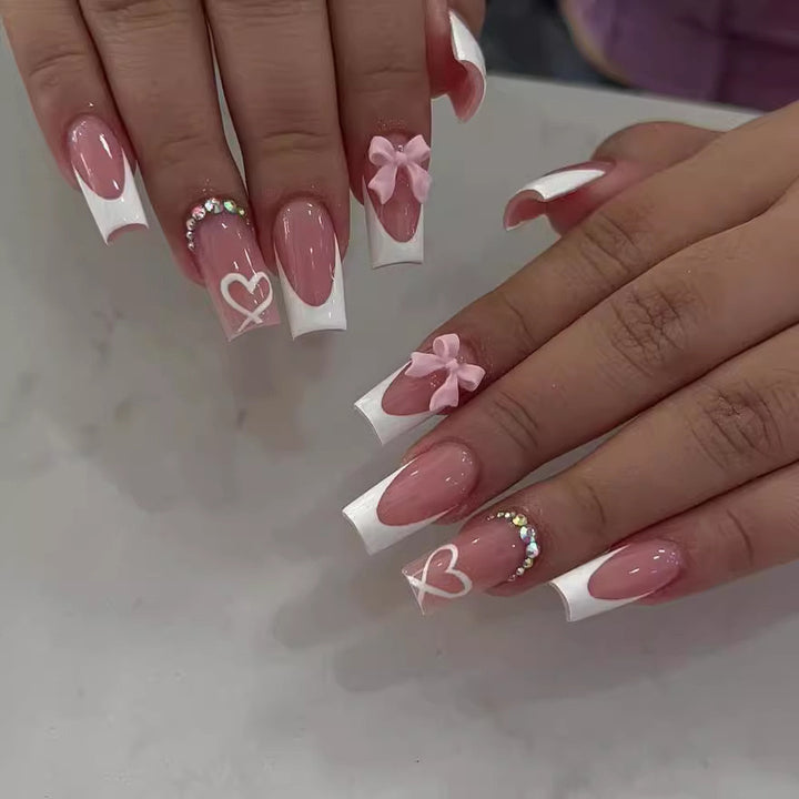 Kunstnagelset mit eleganten 3D-Schleifen und Strassverzierungen Karnz