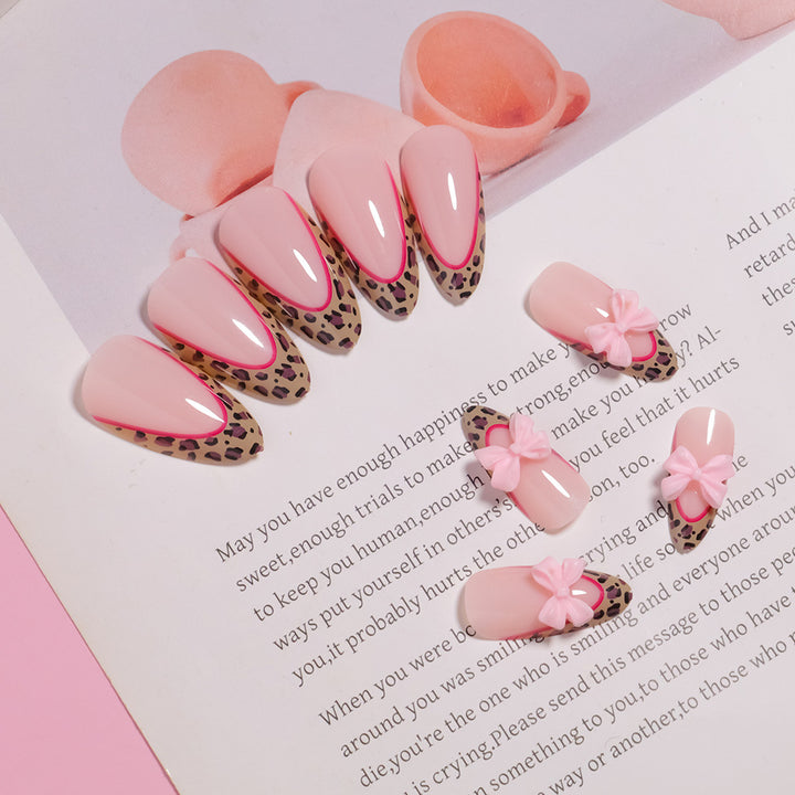 Künstlerische Stiletto Press-On Nägel mit Schleifenakzenten Karnz