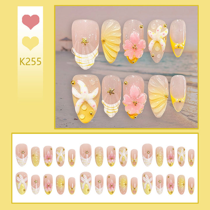 Kunstnagelset mit glamourösen floralen Designs und kreativen Glitzerakzenten Karnz