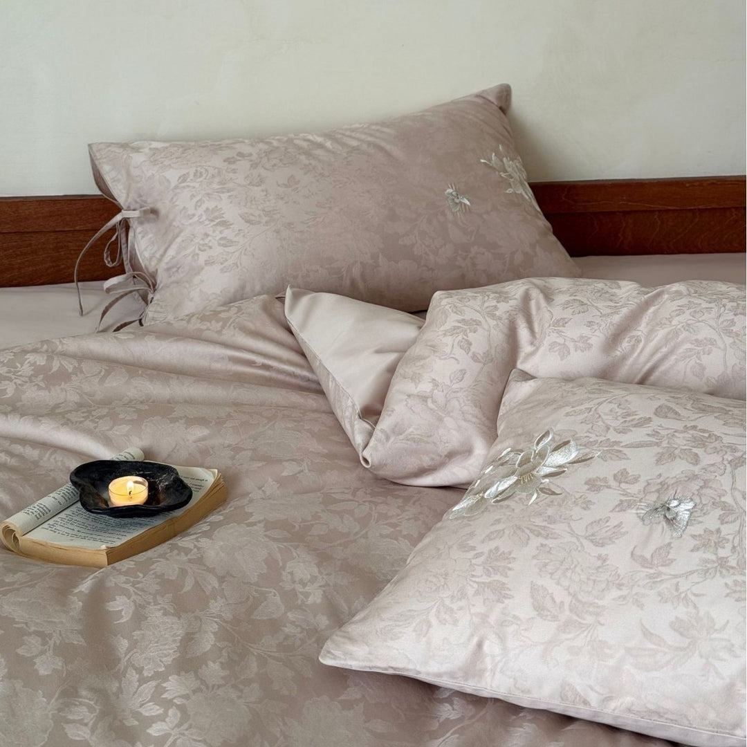 Florales Jacquard Bettbezug Set mit wendbarem Satin-Gefühl Rücken und bestickten Krawatten-Shams