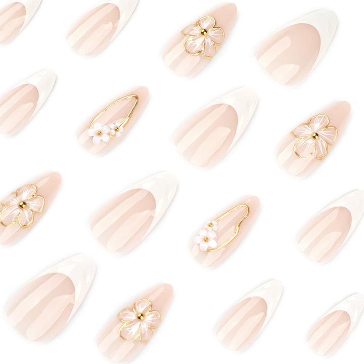 Elegante und kunstvoll verzierte Stiletto-Nägel Karnz