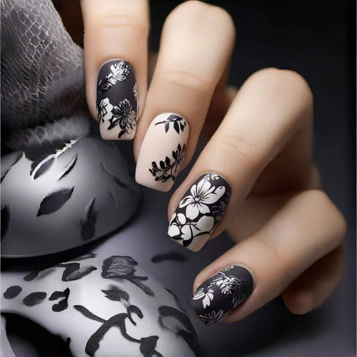 Kunstnägel mit floralem Matt-Design Karnz