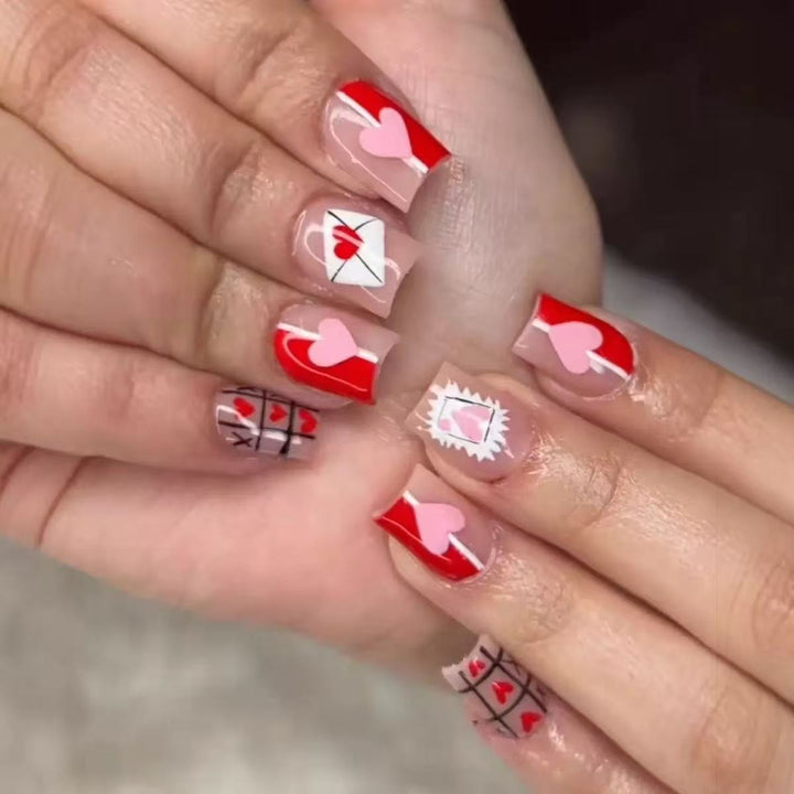 Kunstnagelset mit romantischen Herz- und Kuvertmotiven Karnz