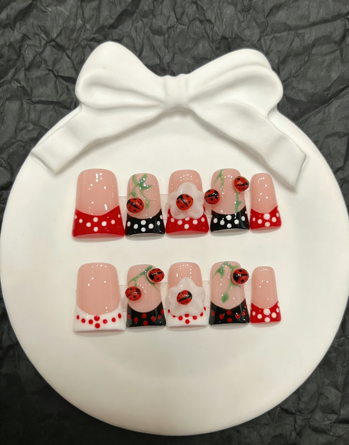 Dekoratives Press-On Nail Art Set mit floralen und Insektenakzenten