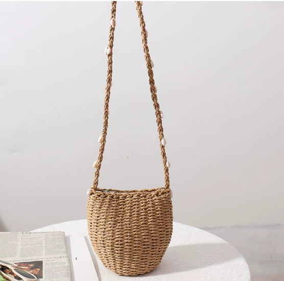Damen Handtasche aus geflochtenem Naturmaterial mit Muschelverzierungen Karnz