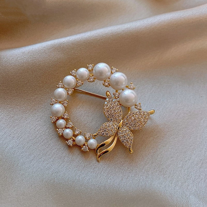 Exquisite Perlen und Strass Brosche Karnz