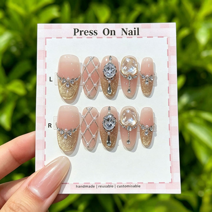 Wiederverwendbares Press-On Nagelkunstset mit floralen Akzenten