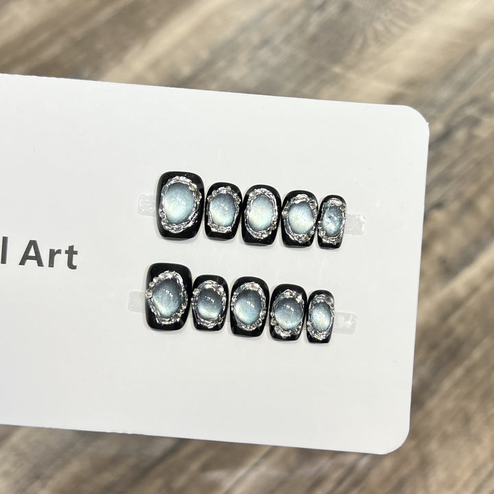Glamouröse Press-On Nail Art Set mit Silberakzenten Karnz