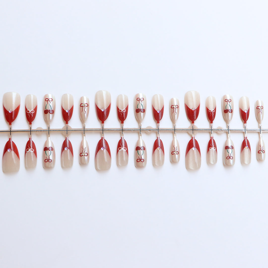 Künstlerisches Press-On-Nagelset mit Kirsch- und Schleifendessin Karnz