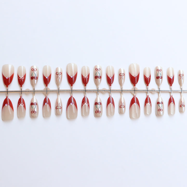 Künstlerisches Press-On-Nagelset mit Kirsch- und Schleifendessin Karnz