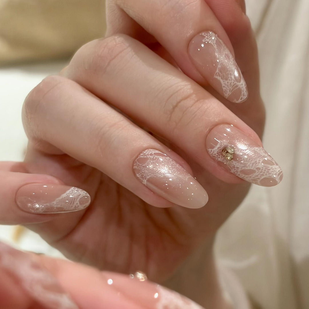 Elegante Kunstnägel mit Spitzen und Glitzer Karnz