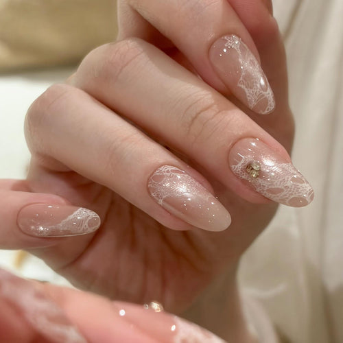 Elegante Kunstnägel mit Spitzen und Glitzer Karnz