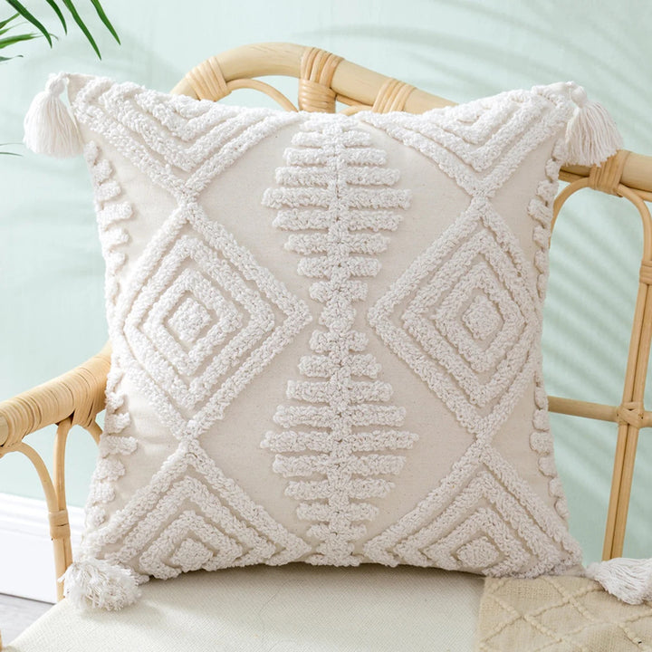 Quadratischer Boho‑Kissenbezug mit handtuftetem Diamant‑Tufting, hochflorigem Chenille‑Relief und Eckquasten Karnz