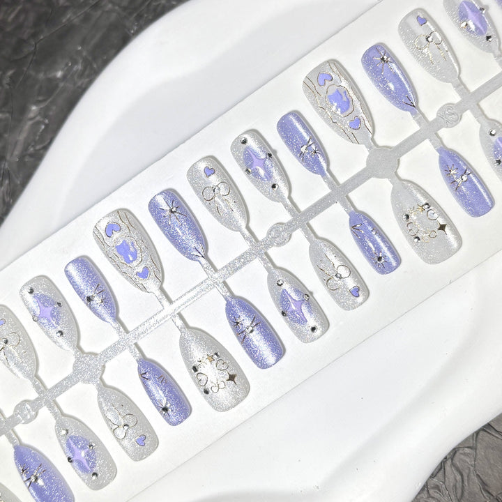 Dekoratives Press-On-Nagelkunst-Set mit schimmernden Designs