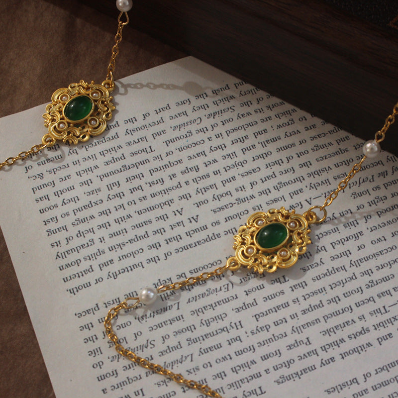 Elegante Schmuckhalterkette mit Perlen und Grüner Steindekoration Karnz