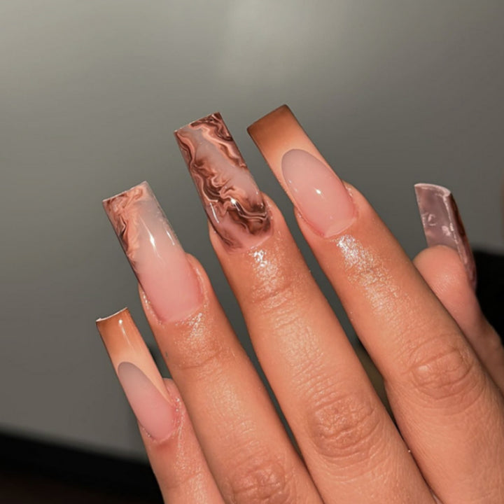 Kunstvolle und elegante Gelnägel Karnz