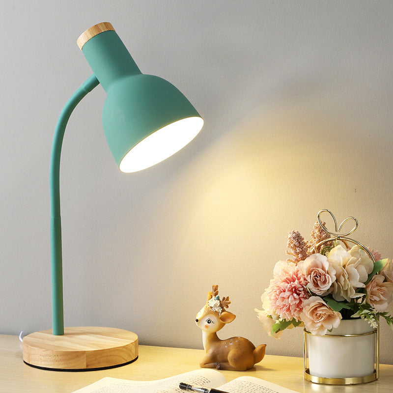 Moderne Schreibtischlampe mit verstellbarem Arm