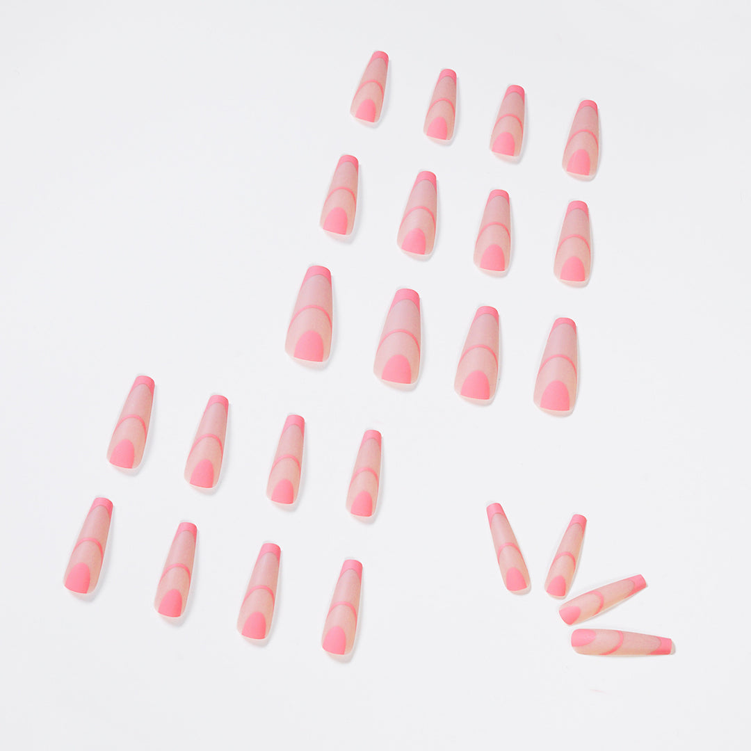 Kreative Nagelkunst mit geometrischem Design Karnz