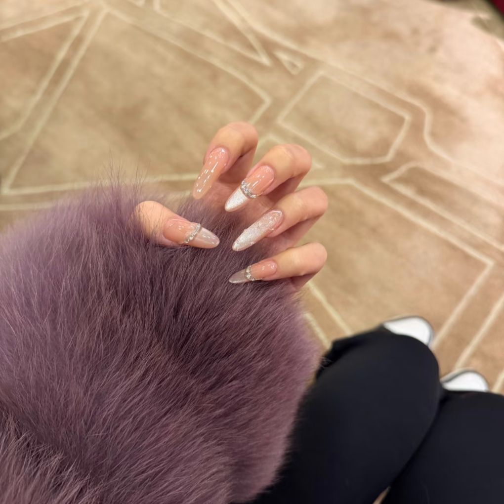 Dekorative Nail Art Extensions mit Strassakzenten