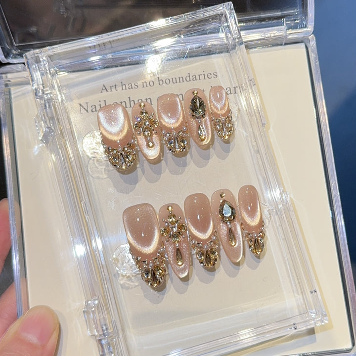 Glamouröse Kunstnägel mit Glitzerdetails Karnz