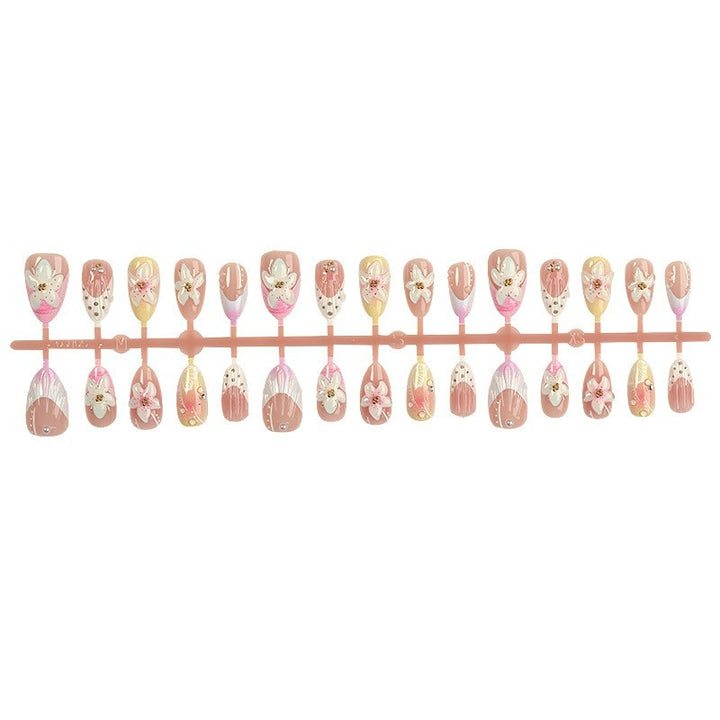 Kunstnagelset mit eleganten floralem Design und Glitzerakzenten Karnz