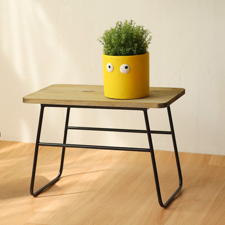 Moderner Holz-Hocker mit Metallgestell Karnz