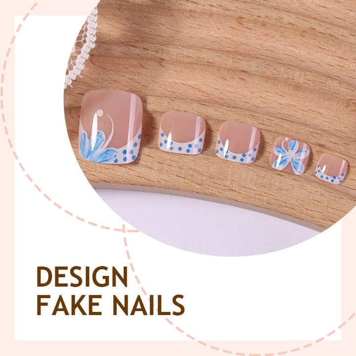 Kreatives Nagelset mit eleganten Blütenornamenten Karnz