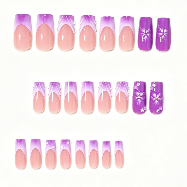 Dekoratives Long Press-On Nagelkunstset mit floralen Akzenten Karnz
