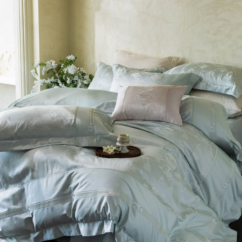 Luxuriöses Satin-Bettwäscheset mit gestickten Medaillons und edler Steppung