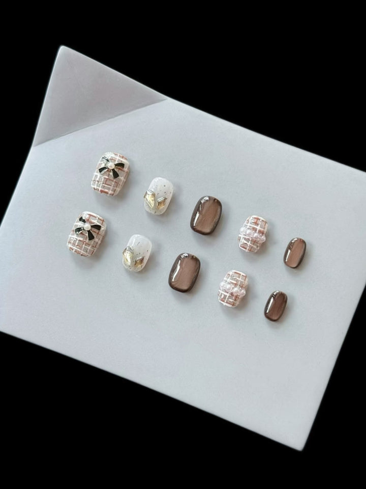 Elegantes Press-On-Nagel-Set mit künstlerischen Mustern