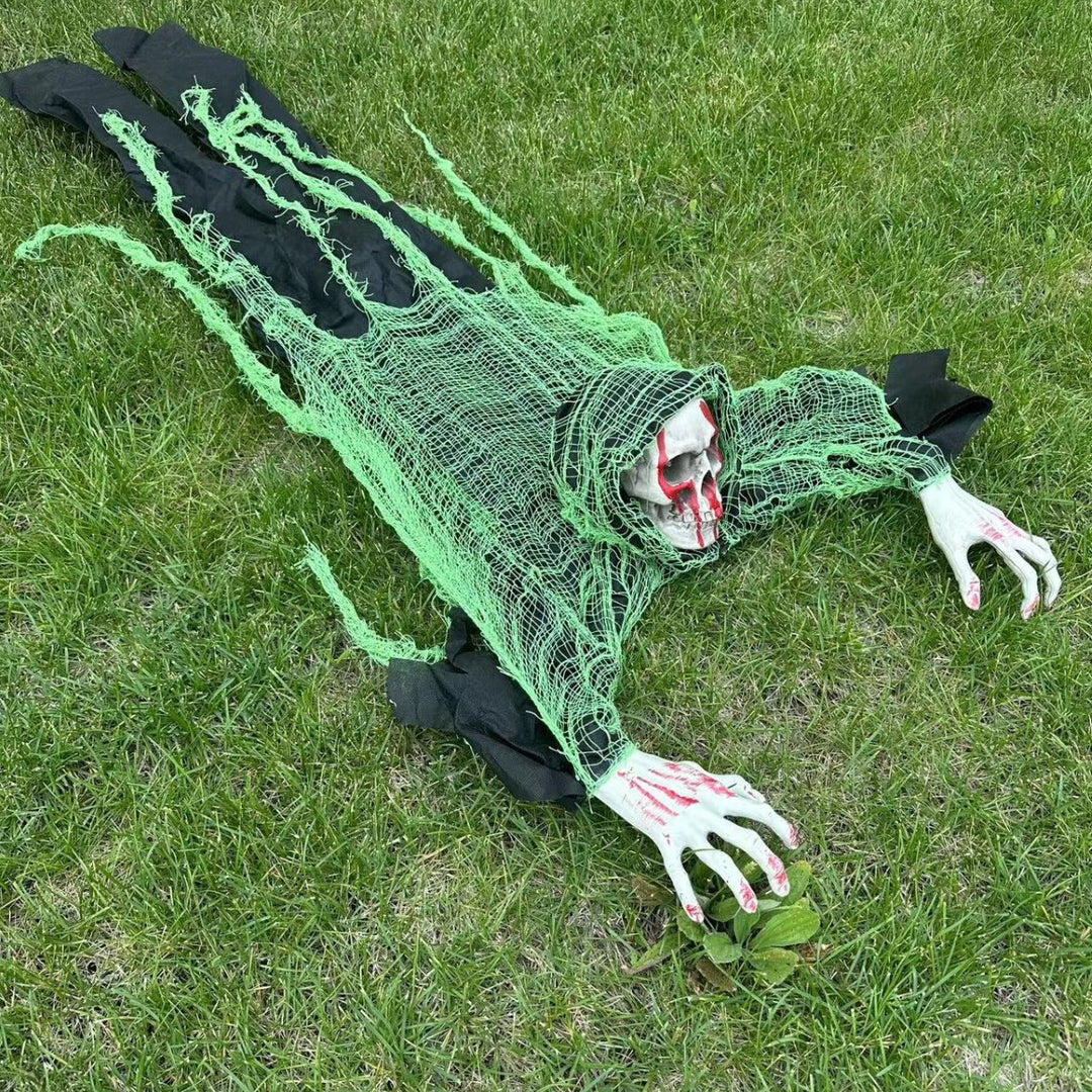Gruselige kriechende Halloween-Dekofigur mit Schädel, blutigen Händen und zerrissener Netzstoffbespannung