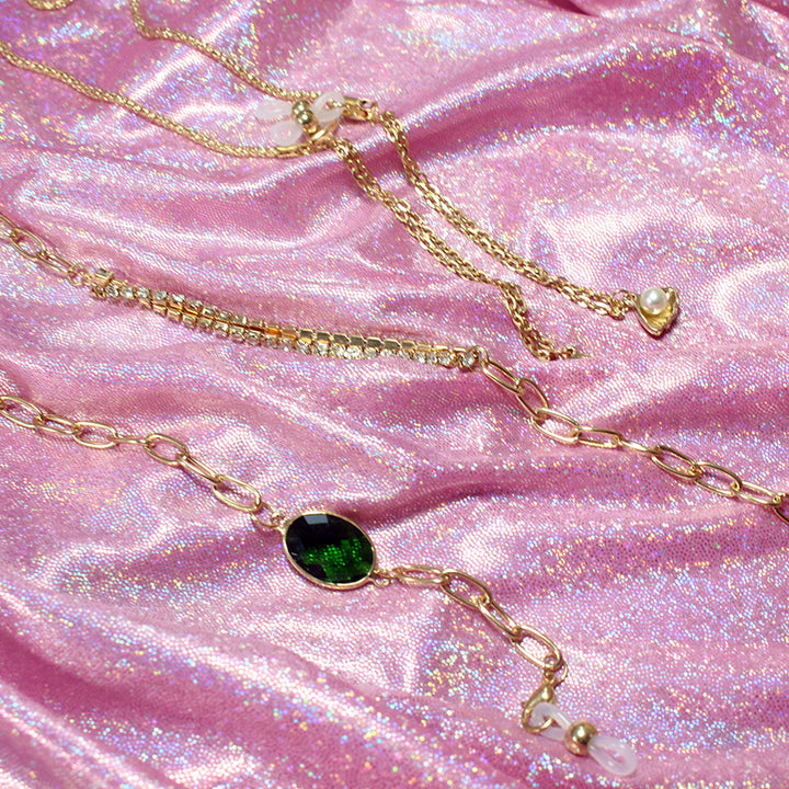 Elegante Kette mit Grünem Stein und Goldenen Akzenten Karnz