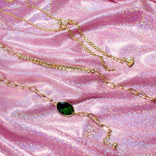 Elegante Kette mit Grünem Stein und Goldenen Akzenten Karnz