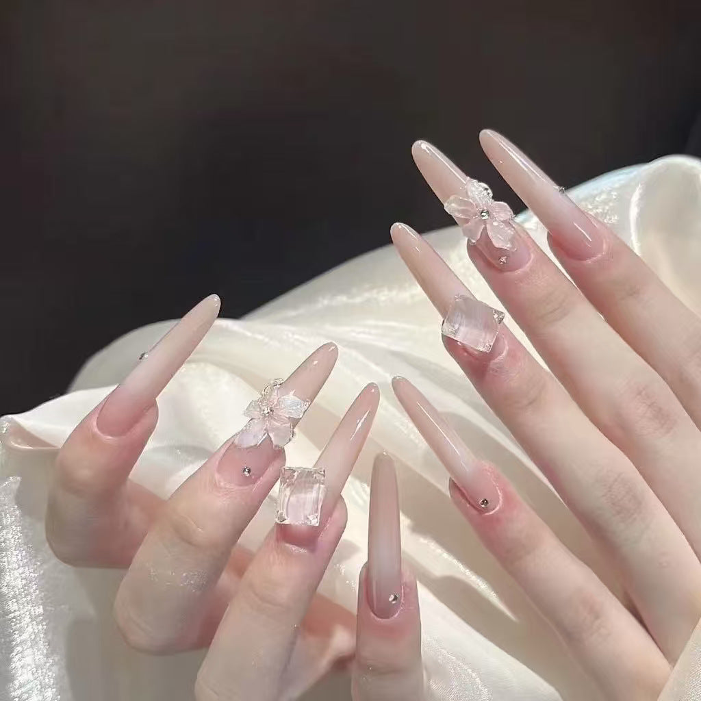 Künstlerische Stiletto Press-On Nagelkunst mit schimmernden Akzenten Karnz