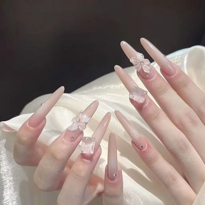 Künstlerische Stiletto Press-On Nagelkunst mit schimmernden Akzenten Karnz