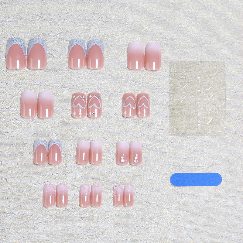 Kunstnägel mit funkelnden Herzmotiven und Glitzerdetails Karnz