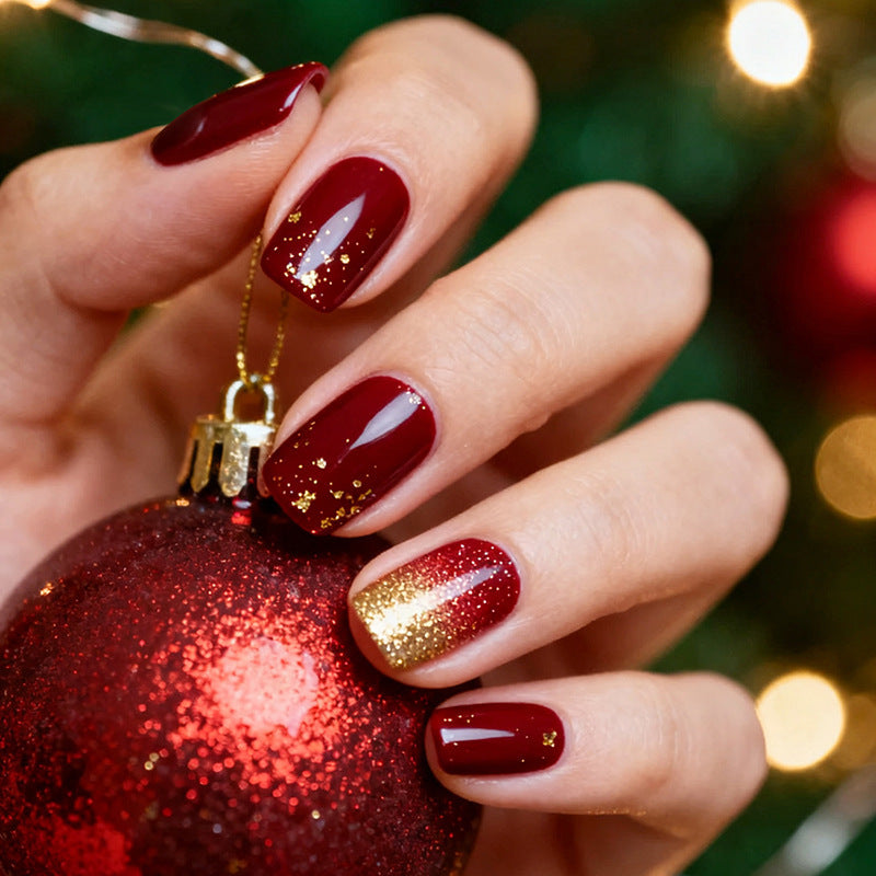 Kunstnagelset mit glitzernden Akzenten und festlichem Design Karnz