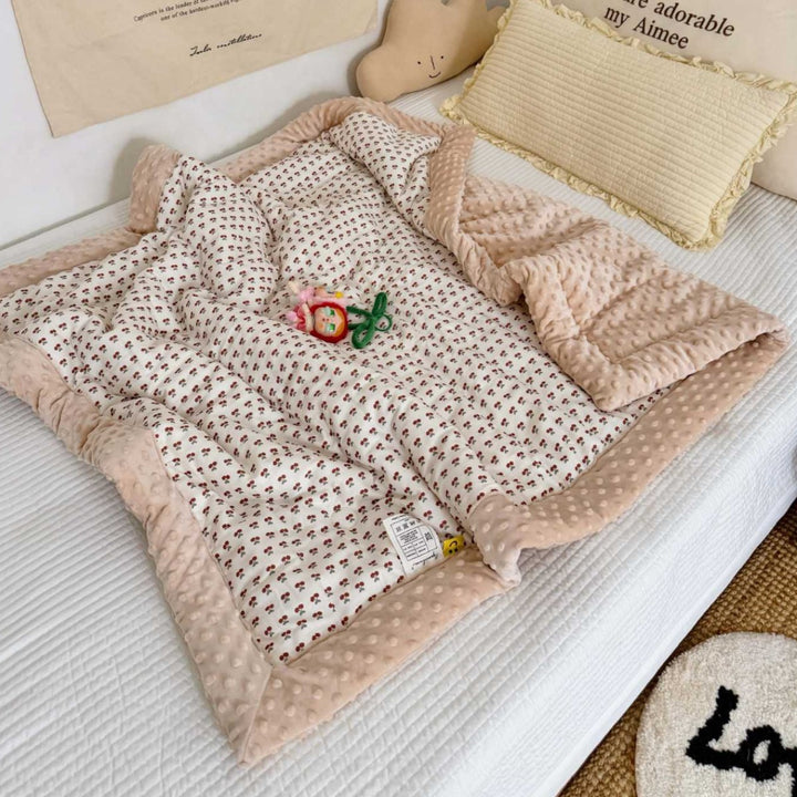 Wendbare Minky Dot Babydecke mit Baumwoll-Teddy-Druck und gestepptem Futter