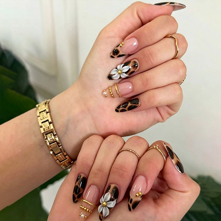 Kunstvolle Nagelspitzen mit tierischen Motiven Karnz